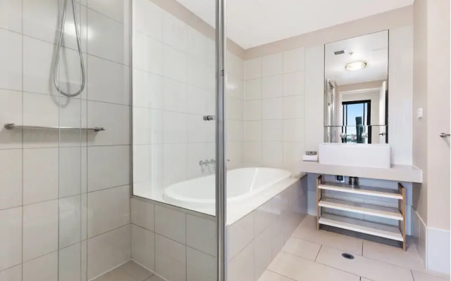 Impeccably Chic 2-bed With Views & Fab Amenities – Bathroom – Melbourne