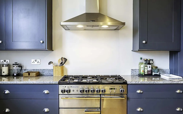 Bermondsey Bliss: Views, Comfort, and City Access!