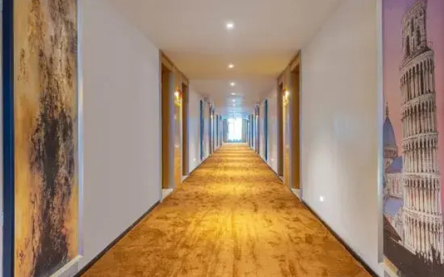 in Hotel (Xiangyang Erqi Store)