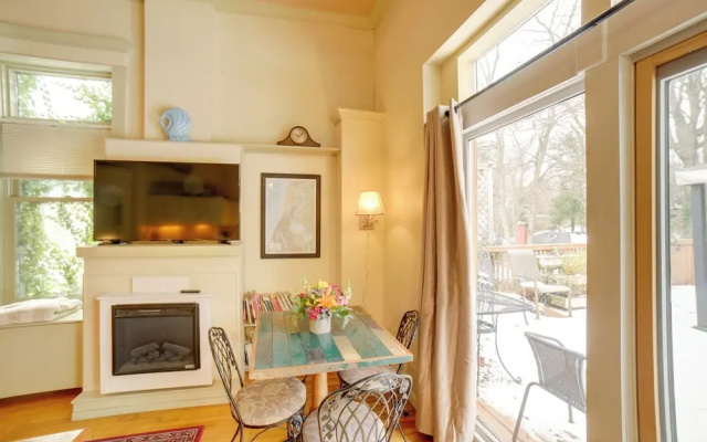 Charming Saugatuck Condo w/ Private Deck + Grill!