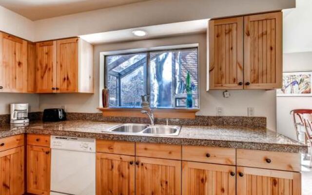 Cedars 18 - Ski-In/Ski-Out Apartment