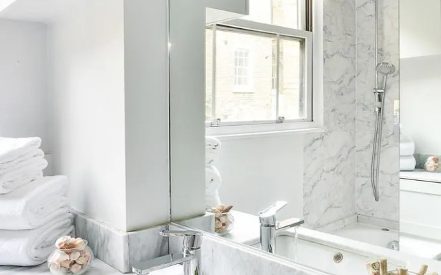 Sophisticated 1BR Flat in Victoria