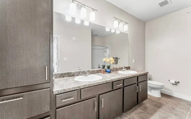 Prime Soco 2BR King Suite w Gympickleballlaundry