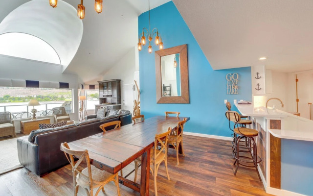Beautiful Condo w/ Balcony on Lake Chelan!