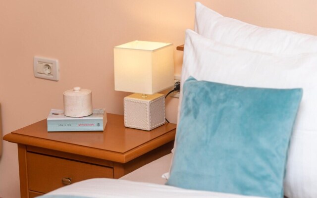 Beautiful Apartment in Podstrana With Wifi