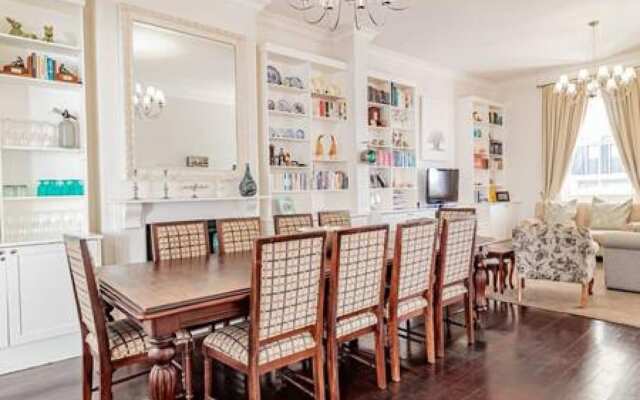 Lovely Holiday Home w Private Courtyard Six Selbourne