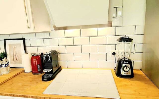 New 1 Bedroom Flat with Balcony & Garden