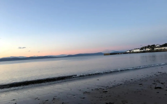 Petfriendly-beachfront-sunsetfacingsunporch-garden