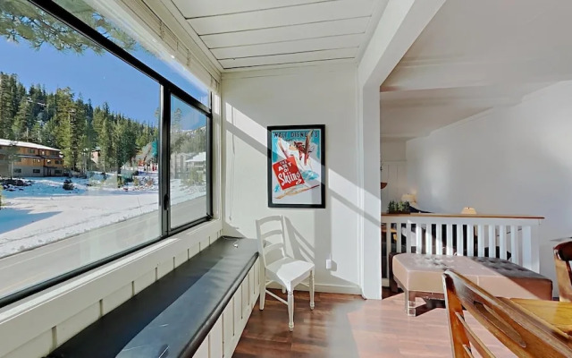 Spacious 2 Bedroom Home with Pool, 3 Hot Tubs, Sauna! by RedAwning