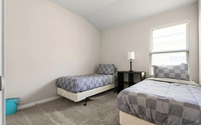 Charming 4BR Spacious Backyard in Hutto