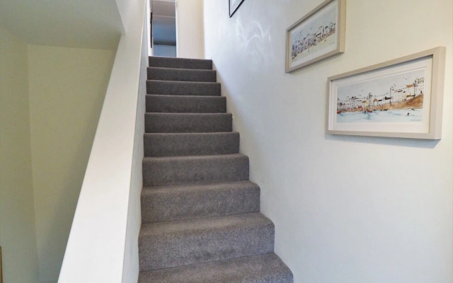 Quiet APT Sleeps 4-6 Central Windsor With Parking