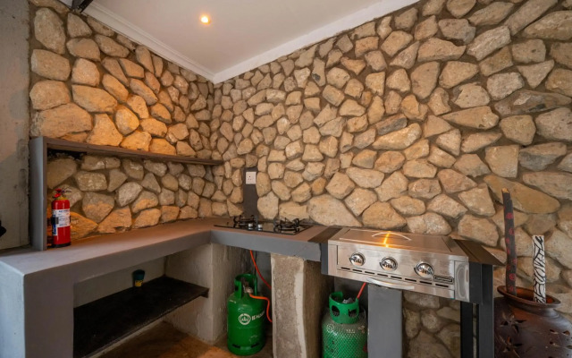 Foxy Crocodile Bush Lodge & Kruger Safari's - No Loadshedding