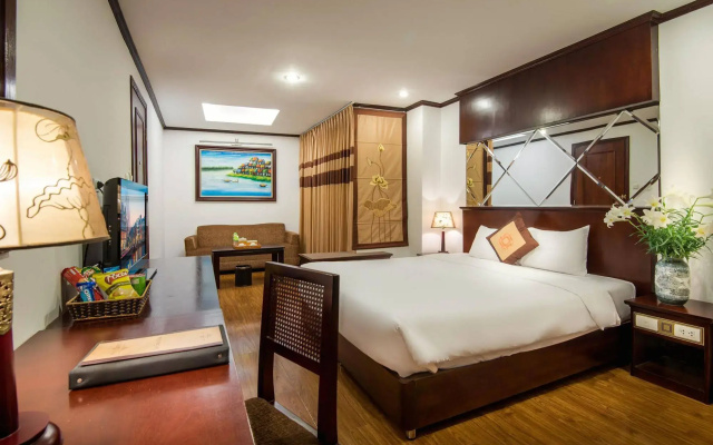 May De Ville Lakeside Hotel