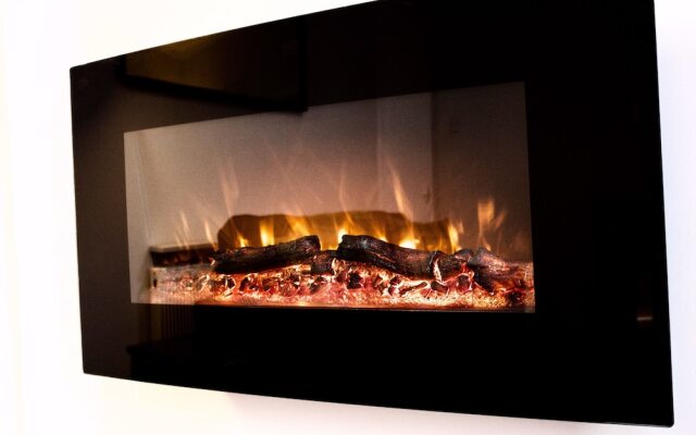 2 Bedroom Modern Home Sleeps 4