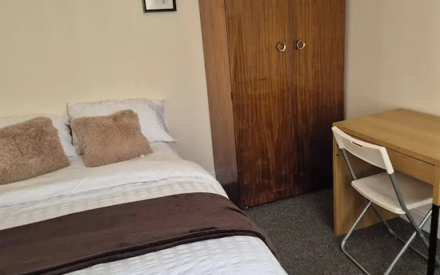 Spacious Large 4BR Home Train Station University