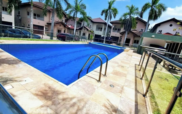 Stylish 3 Bedroom House Near Airport & Marina Mall