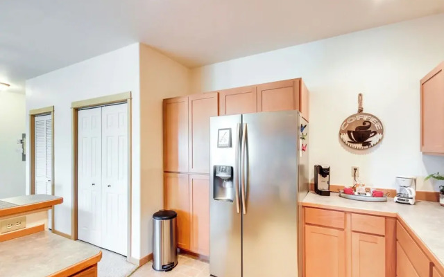 Cozy Livingston Condo w/ Balcony & Mtn View!