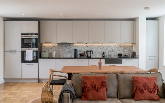 JOIVY Spectacular 3-Bed Flat Near Holland Park