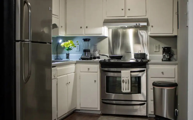 Luxury 2 Bed Condo Near Downtown