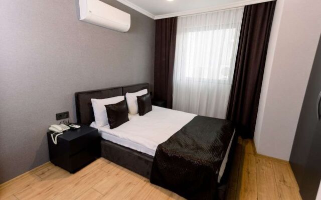 Tri̇o Hotel Airport