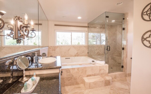 De Luz by AvantStay | Sleeps 24 | 5 Acre Estate w/ Lake & Orange Groves