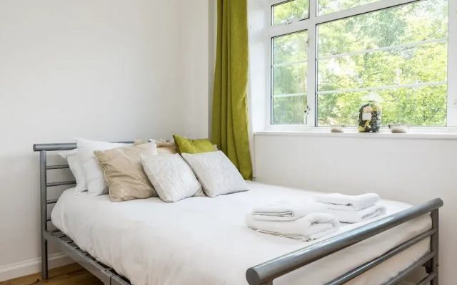 NEW 3BD West Kensington Flat Close to City