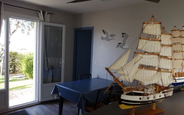 A L'ombre Du Clocher