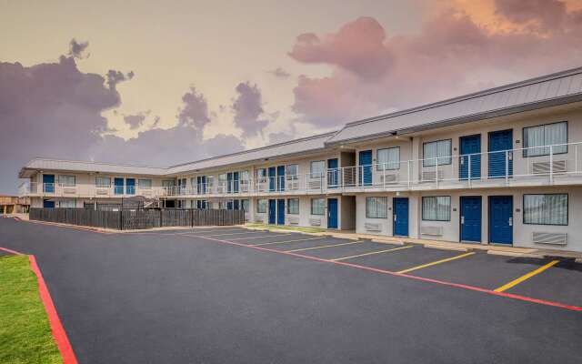 Motel 6 Euless, TX - Dallas