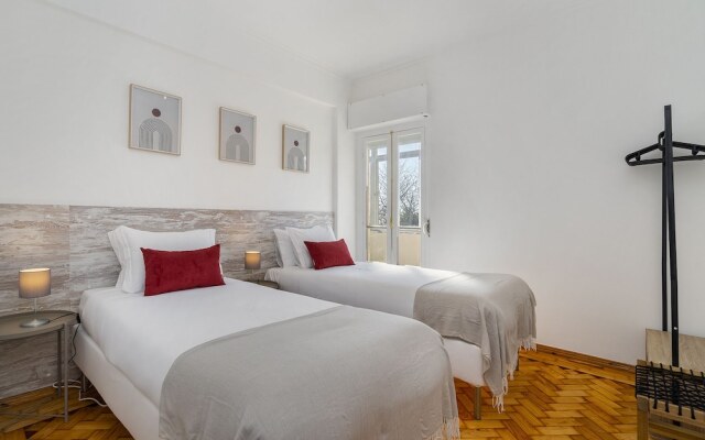Peaceful Algés Family Home