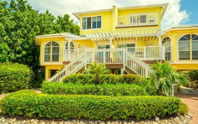 Ark 3 Bedroom Condo by RedAwning