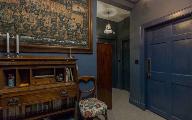 Heart Of Rose Street Quirky Antique Apartment