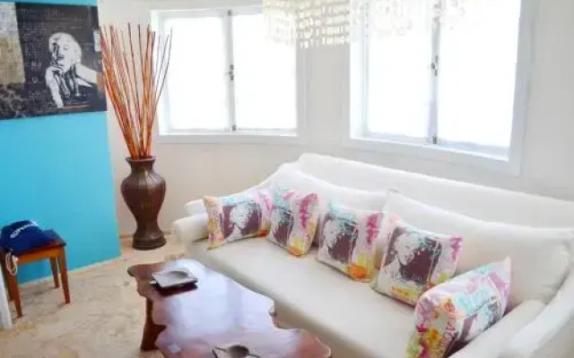Beach House Larimar
