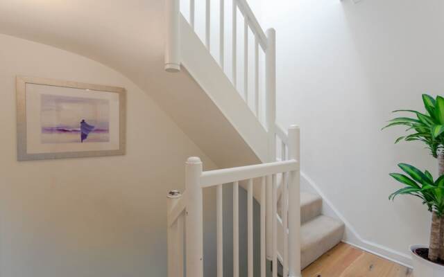 2 Bedroom House in Maida Vale With Balcony