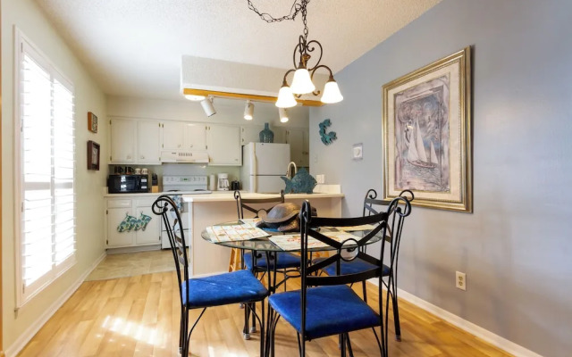 Quiet Condo ~ 10 Mi to Dtwn Pensacola