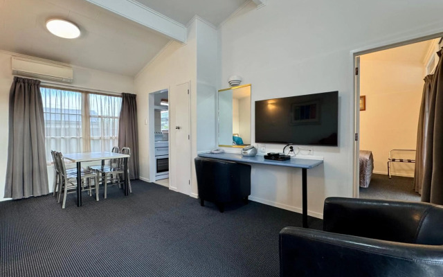 Teal Motor Lodge