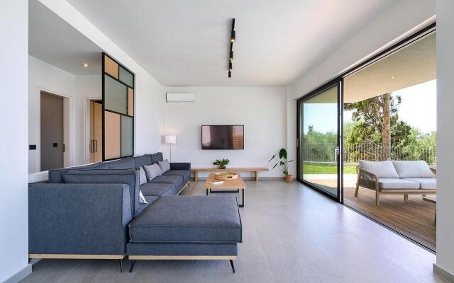 Sea View 4 Bedroom Villa With a Heated Pool