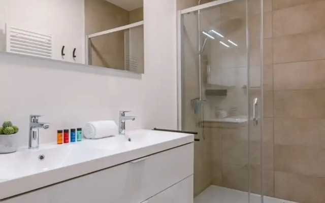 Beautiful Apartment With Parking Close to the sea