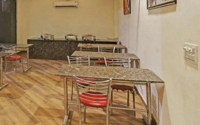 OYO 27061 Hotel Magnum