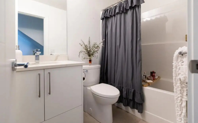 DT 3-lvl Townhouse w Rooftop Patio