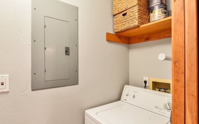 Cozy Hilltop Retreat