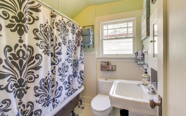 Goddess House on 6th