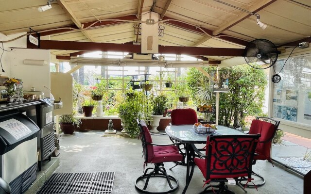 Barefoot Mailman Inn & Suites