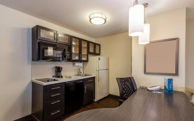 Sonesta Simply Suites  St Louis Earth City