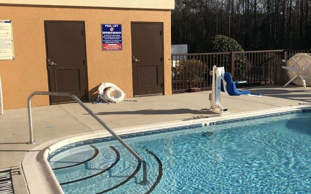 La Quinta Inn & Suites by Wyndham Fayetteville I-95