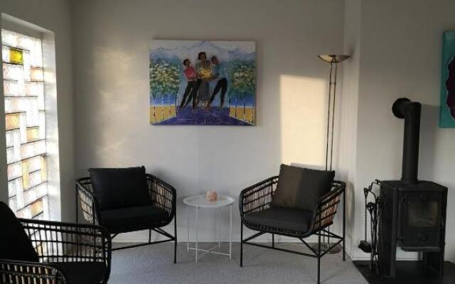 Logi i hus med kunst og have