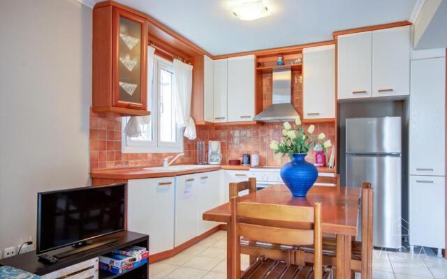 Private 6-bdrm Villa with garden 150m to beach