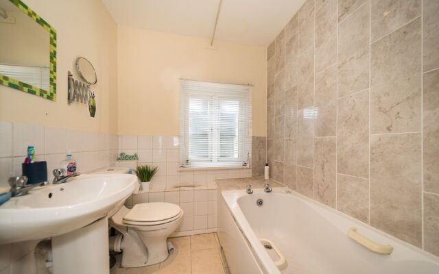 London Victoria Park 2 Bed Apt