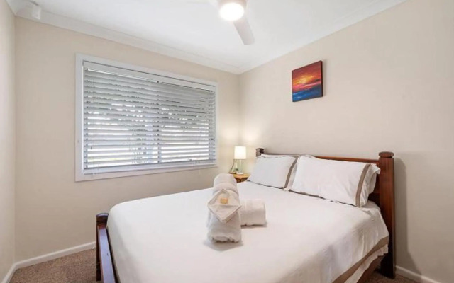 Walk to Everything In Huskisson Central Location and Sleeps 10