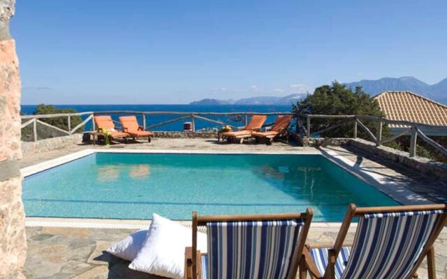 Beautiful 3-bed Sea Front Villa in Agios Nikolaos