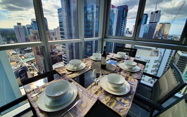 2BR Epic Views CBD 2 Cars Pool Wine Gym Netflix